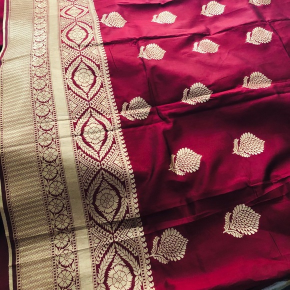 Magenta colour Baranase saree - Picture 2 of 8